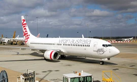 Máy bay chở 73 người cháy động cơ khi cất cánh