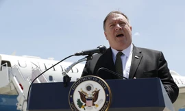 Ngoại trưởng Mỹ Mike Pompeo phát biểu với báo giới trước khi lên máy bay đến Ả rập Saudi ngày 23/6. Ảnh: AP