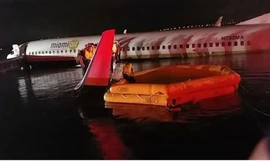 Các đội cứu hộ đã tiếp cận và giải cứu toàn bộ hành khách và phi hành đoàn. May mắn không ai thiệt mạng.