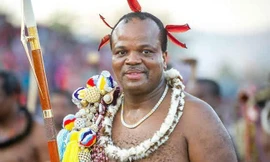 Nước nghèo nhưng vua Mswati III lọt vào danh sách "15 nhân vật hoàng gia giàu có nhất thế giới" theo Forbes năm 2009. Ảnh: Classic105.