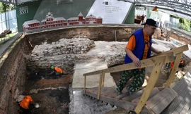 Các nhà khảo cổ học đang làm việc trong khuôn viên Điện Kremlin. Ảnh: Sputnik