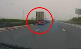 Ôtô con bị xe container húc xoay 180 độ trên cao tốc Hà Nội – Ninh Bình