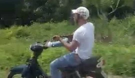 Hết hồn cảnh 'quái xế' lái xe máy bằng chân, ôm đàn đánh say mê