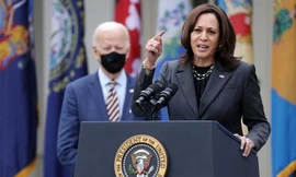 Tổng thống Mỹ Joe Biden đứng nhìn Phó Tổng thống Kamala Harris phát biểu về các vấn đề khủng hoảng biên giới hồi tháng 3/2021. Ảnh: New York Post