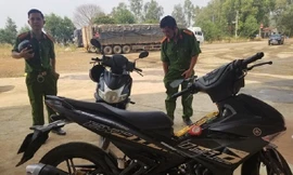 Xe máy của nam thanh niên để lại trước khi bỏ trốn. Ảnh CTV