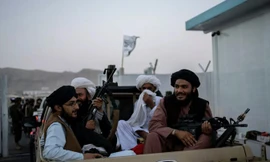 Taliban cấm người dân Afghanistan cạo râu. Ảnh: AP