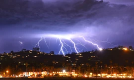 Bầu trời nước Mỹ xuất hiện hàng nghìn tia sét. Ảnh: AP