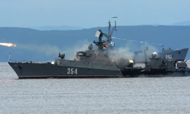 Một chiến hạm cỡ nhỏ trong lễ diễu hành Ngày Hải quân Nga. Ảnh: Sputnik