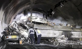 Chiếc xe tải chở axit bị lật nằm ngang bên trong đường hầm. Ảnh: Yonhap