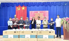 Các hộ đồng bào DTTS nghèo nhận tivi tại Chương trình