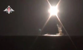 Tên lửa siêu thanh Zircon được phóng từ tàu ngầm hạt nhân. Ảnh: Bộ Quốc phòng Nga