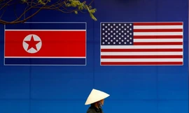 Cờ của Triều Tiên Và Mỹ được treo ở hội nghị thượng đỉnh Mỹ-Triều lần 2 tại Hà Nội. Ảnh: Reuters