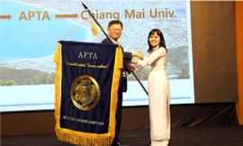 Phó Hiệu trưởng ĐH Duy Tân – Lê Nguyễn Tuệ Hằng bàn giao cờ cho Chủ tịch APTA – TS. Yeong Hyeon Hwang