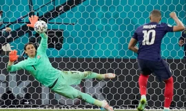 Khoảnh khắc Mbappe sút quả phạt đền quyết định không thành