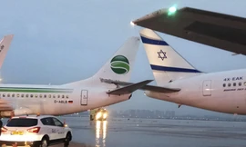 Các máy bay hạ cánh tại sân bay Tel Aviv của Israel. Ảnh: AP