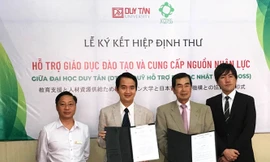 TS. Lê Nguyên Bảo - Hiệu trưởng ĐH Duy Tân (thứ 2 từ trái sang) và ông Shohei Yabuki - Giám đốc Đại diện JOOSS tại Việt Nam (thứ 2 từ phải sang) 