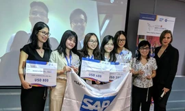 Các đội đạt giải chụp ảnh cùng Ban giám khảo