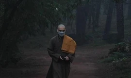 Hình ảnh Phật tử, người dân viếng Thiền sư Thích Nhất Hạnh trong tĩnh lặng