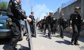 Hàng trăm lính Vệ binh quốc gia và cảnh sát được triển khai tới dập tắt bạo loạn. Ảnh: AP