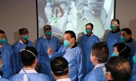 Thủ tướng Trung Quốc Lý Khắc Cường (Li Keqiang) tới thị sát bệnh viện Kim Ngân Đàm (Jinyintan), Vũ Hán giữa lúc dịch bệnh bùng phát. Ảnh: REUTERS