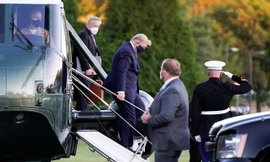 Tổng thống Trump được trực thăng Marine One đưa tới Trung tâm y tế quân sự quốc gia Walter Reed ở Bethesda, bang Maryland. Ảnh: Reuters.