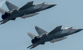 Tiêm kích đánh chặn siêu thanh MiG-31BM tiếp nhiên liệu trên không