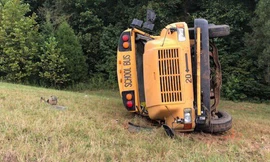 Lật xe buýt đưa đón học sinh, 8 người thương vong