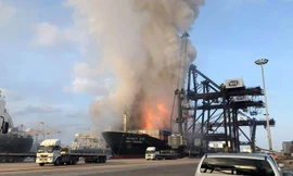 Các container trên một tàu chở hàng đang cập cảng tại Thái Lan bốc cháy dữ dội khiến cho ít nhất 50 người bị thương. Ảnh: Trinai Jansrichol