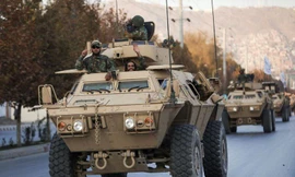 Các tay súng Taliban mặc quân phục tham gia diễu binh. Ảnh: Reuters