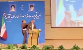 Tân thống đốc tỉnh East Azerbaijan - chuẩn tướng Abedin Khorram- bị tát vào mặt khi đang ở trên bục nhậm chức. Ảnh: Cắt từ video do đài truyền hình nhà nước Iran phát sóng.