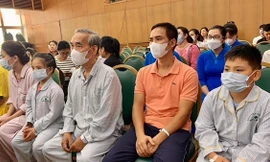 Vụ cháy chung cư mini: Hai bố con thoát chết ngoạn mục nhờ thùng nước tưới cây