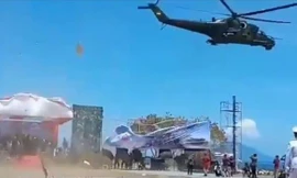 ‘Xe tăng bay; Mi-35 thổi tung sân khấu trong lễ diễu hành
