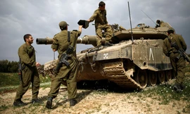 Một chiếc xe tăng của Israel gần trung tâm Gaza. Ảnh: Reuters