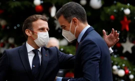 Tổng thống Pháp Emmanuel Macron chào đón Thủ tướng Tây Ban Nha Pedro Sanchez. Ảnh: Reuters