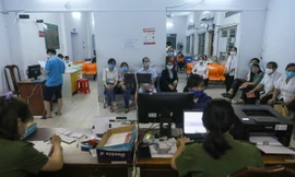 Thức đêm chờ làm căn cước gắn chip ở thành phố Thủ Đức