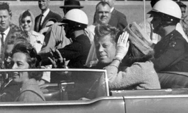 Tổng thống John F. Kennedy và đệ nhất phu nhân Jacqueline Kennedy ngồi trên xe trong đoàn xe ở Dallas. Ảnh: AP