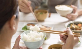 Những sai lầm dễ mắc phải khi ăn cơm có thể khiến bạn 'rước bệnh vào thân'