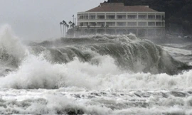 Sóng mạnh vỗ vào bờ biển Nhật Bản. Ảnh: Reuters