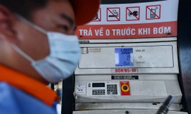 Nhiều nỗi lo khi giá xăng dầu tăng cao kỷ lục