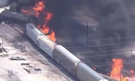 16 toa tàu bị trật bánh bốc cháy dữ dội ở Illinois 