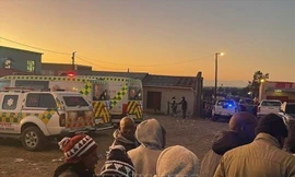 Người dân tập trung bên ngoài câu lạc bộ đêm ở thành phố Đông London, Nam Phi, nơi xảy ra vụ 20 thanh niên tử vong bất thường, ngày 26/6/2022. Ảnh: Twitter/TTXVN