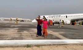 Nhiều hành khách hốt hoảng vội vã rời khỏi sân bay. Ảnh: Reuters