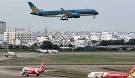 Sân bay Tân Sơn Nhất tạm đóng một đường băng