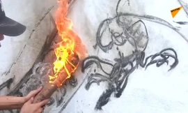 Xem họa sĩ trẻ vẽ rồng bằng que củi than đang cháy 