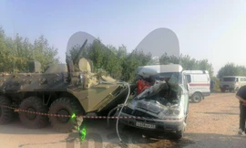 Nga: Xe bọc thép BTR-80 tông vào xe buýt khiến 2 người thiệt mạng