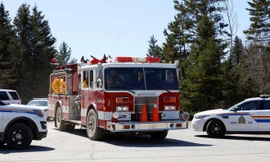 Xe cảnh sát và xe cứu hỏa trên đường phố Portapique hôm 19/4. trong lúc cảnh sát truy lùng tay súng. Ảnh: Reuters.