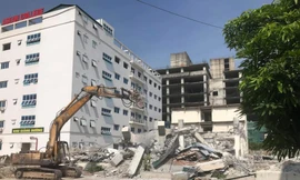 Cơ quan chức năng tổ chức phá dỡ công trình vi phạm sáng nay 12/6. Ảnh: Ngọc Vy