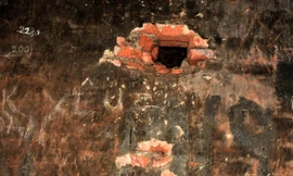 Giám đốc Bảo tàng Bình Định nói lỗ thủng trên tháp 1.000 năm tuổi do trúng đạn