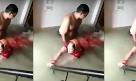 Tranh thủ mưa ngập nhà, chồng dạy vợ tập bơi