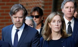 Felicity Huffman cùng chồng (trái) tới phiên xét xử tại tòa án Boston. Ảnh: Reuters.